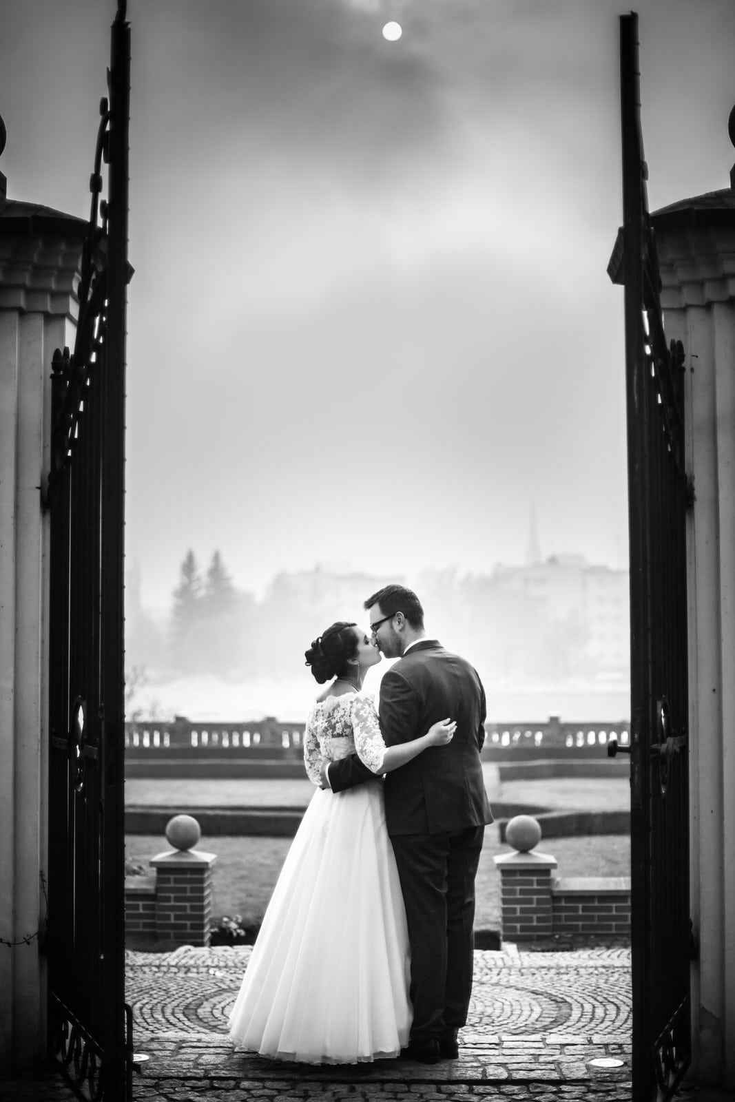 Zdjęcia ślubne we mgle we Wrocławiu