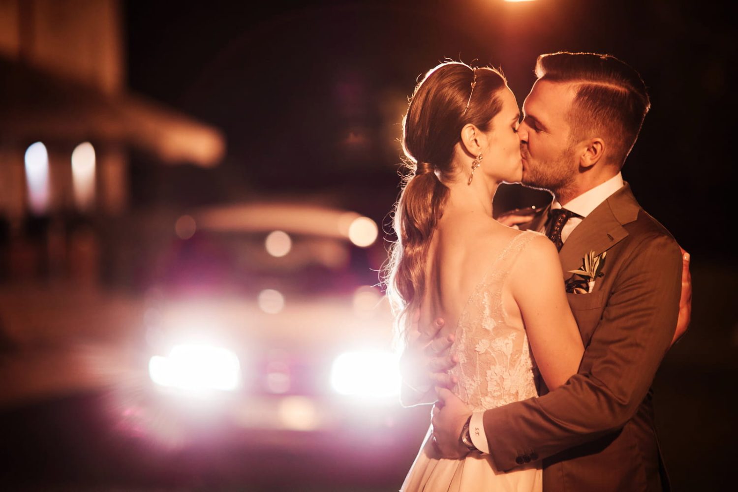 Sesja ślubna nocą przy światłach samochodu
